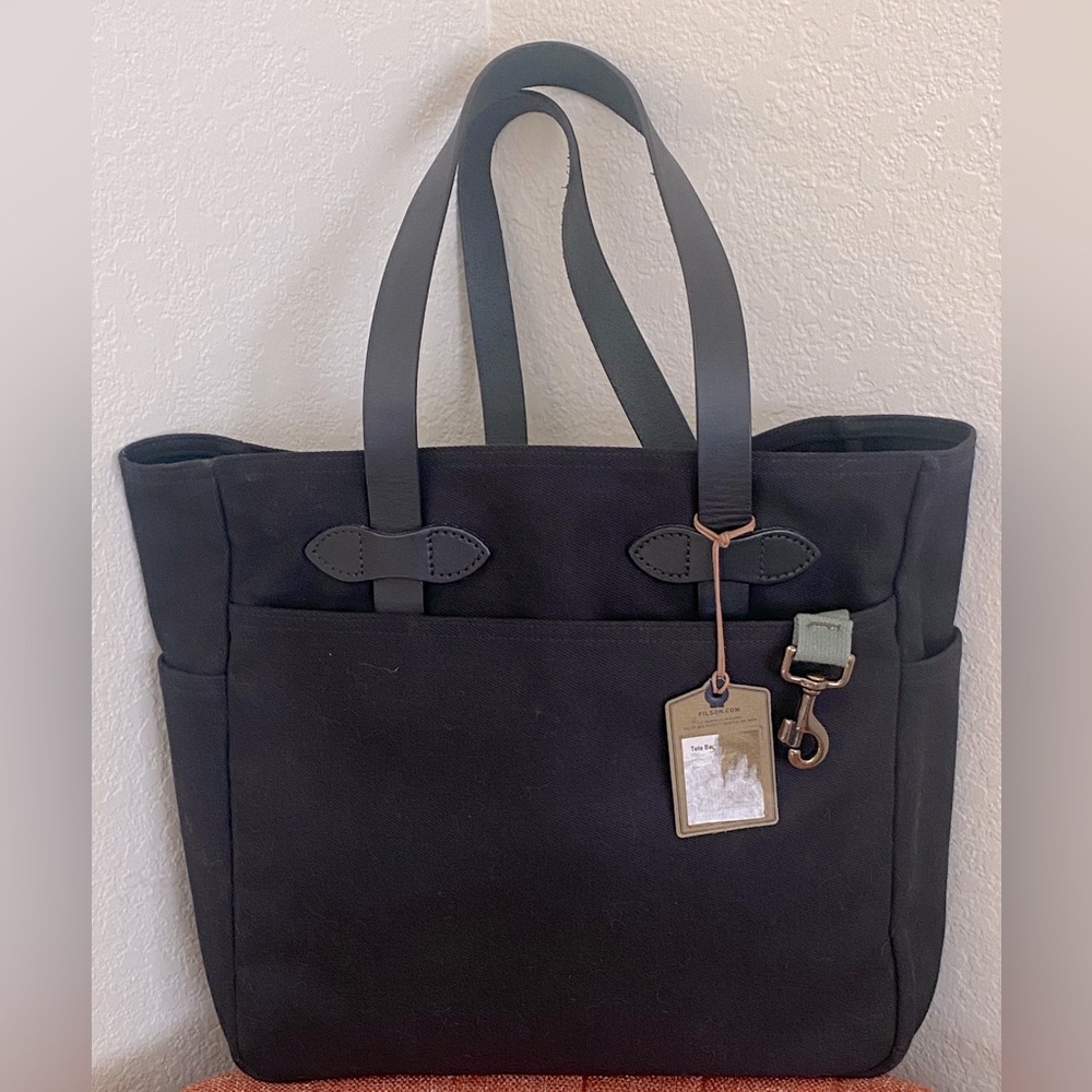 Filson Tote without zipper. Built with durable water-resistant Rugged
Twill
